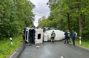 Polizei Paderborn: POL-PB: Betonmischer umgekippt - Fahrer leicht verletzt