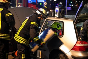 FW LK Neunkirchen: Drei Verletzte bei Unfall - Feuerwehr rettet Schwerverletzte aus Wrack