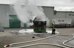 Polizeiinspektion Wilhelmshaven/Friesland: POL-WHV: Brand eines Sammelcontainers (FOTO) auf dem Gelände der Sonderabfalldeponie Wiefels - das rasche Eingreifen der Feuerwehren verhinderte Schlimmeres