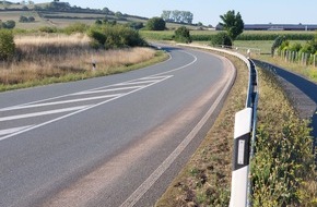 Freiwillige Feuerwehr Borgentreich: FW Borgentreich: Ölspureinsatz auf der B241. Eine mehrere Kilometer lange Ölspur hielt die Feuerwehren der Stadt Borgentreich, Beverungen und Warburg am frühen Morgen des 11.08.2022 auf Trab.