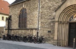 Polizei Paderborn: POL-PB: Hochwertige Fahrradständer am Domplatz entwendet