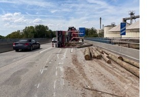 Verkehrsdirektion Mainz: POL-VDMZ: Unfall auf der Weisenauer Br&uuml;cke: LKW verliert Baumst&auml;mme - Vollsperrung der A60