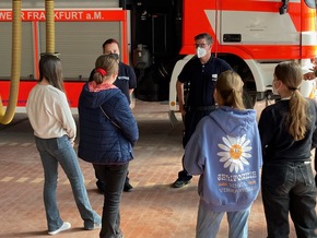 FW-F: Girls&#039;Day bei der Feuerwehr Frankfurt am Main - &quot;Dem Papa auf der Arbeit über die Schultern geschaut&quot;