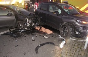 Polizei Mettmann: POL-ME: Vorfahrt missachtet: Drei Verletzte bei Verkehrsunfall - 2503001