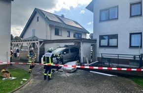 Feuerwehr Beverungen: FW Beverungen: Schwerer Verkehrsunfall mit Geb&auml;udesch&auml;den / Feuerwehr rettet Person aus eingeschlossenem Fahrzeug