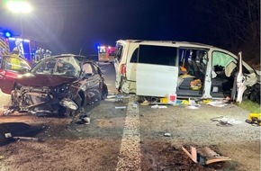 Polizei Bielefeld: POL-BI: Zeitgleich auf mittleren Fahrstreifen gewechselt - zwei Schwerverletzte