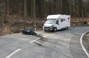 Polizeiinspektion Hameln-Pyrmont/Holzminden: POL-HOL: Landesstraße 484 - Bereich "Roter Fuchs": Kradsaison erfordert ersten Schwerstverletzten - Kradfahrer mit Wohnmobil zusammengestoßen -