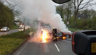 Feuerwehr Mülheim an der Ruhr: FW-MH: PKW nach Verkehrsunfall in Vollbrand #fwmh