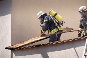 FW LK Neunkirchen: Brand auf Garagendach - Feuerwehr verhindert Schlimmeres