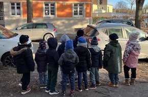 Polizei Hagen: POL-HA: Verkehrssicherheitsarbeit beim Überqueren der Straße - Erstklässler der Funckeparkschule lernen richtig, die Straße zu überqueren