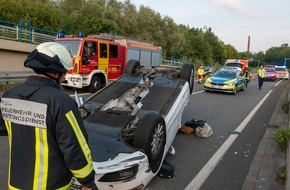 Feuerwehr Bochum: FW-BO: Fahrzeug überschlägt sich auf der A 448 - Fahrer verletzt