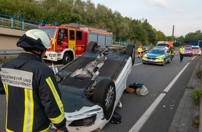 Feuerwehr Bochum: FW-BO: Fahrzeug überschlägt sich auf der A 448 - Fahrer verletzt