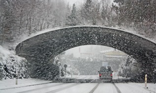 Clark Germany GmbH: Repräsentative Studie zeigt: Besonders junge Menschen kennen sich mit Räumpflichten im Winter nicht aus