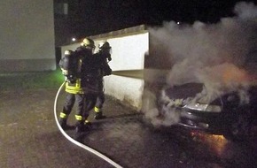 Feuerwehr Dortmund: FW-DO: Brennender PKW in einem Hinterhof