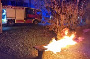 Feuerwehr Moers: FW Moers: Einsatzreiche Silvesternacht f&uuml;r die Feuerwehr Moers