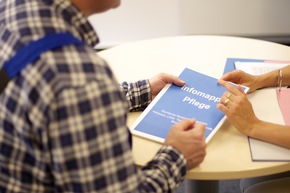 Vereinbarkeit von Beruf und Pflege: Tabu brechen und darüber sprechen! / berufundfamilie gGmbH stellt Bildmaterial zum Thema &quot;Pflegesensible Personalpolitik&quot; vor (BILD)