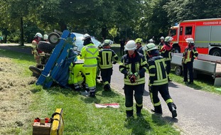 Feuerwehr und Rettungsdienst Bonn: FW-BN: Arbeitsunfall in der Beueler Rheinaue - Arbeiter unter Traktor eingeklemmt