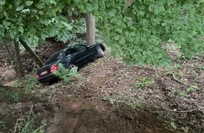 Polizeipr&auml;sidium Nordhessen: POL-KS: Schwarzer Mercedes fl&uuml;chtet vor Autobahnpolizei und st&uuml;rzt Abhang hinunter: Hinweise auf fl&uuml;chtigen Fahrer erbeten