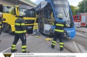 Feuerwehr München: FW-M: Lkw trifft Straßenbahn (Neuhausen-Nymphenburg)
