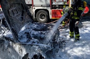 Feuerwehr München: FW-M: Mehrere Pkw nach Brand komplett zerstört (Moosach)