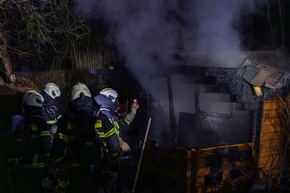 FW-MK: Brand einer Gartenh&uuml;tte in voller Ausdehnung