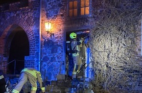 Kreisfeuerwehr Oldenburg: FW-OLL: Feuer vor der T&uuml;r: Schnelles Eingreifen bewahrt Gemeindehaus vor Vollbrand