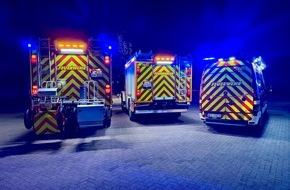 Freiwillige Feuerwehr Hünxe: FW Hünxe: Feuerwehrfahrzeuge erhalten neue Heckwarnbeklebung zur Erhöhung der Sicherheit