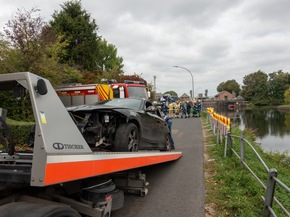 FW-KLE: Verkehrsunfall auf der Johanna-Sebus-Straße - Auto von Böschung geborgen