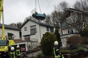 Kreispolizeibehörde Oberbergischer Kreis: POL-GM: Auto landet kopfüber auf Hausterrasse - zwei Schwerverletzte