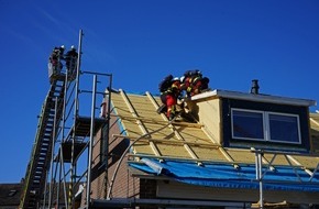 Freiwillige Feuerwehr Bad Segeberg: FW Bad Segeberg: Dachstuhlbrand- Feuerwehr verhindert Ausbreitung