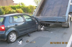 Polizeiinspektion Hildesheim: POL-HI: Elze - 63-jährige durch Sonne geblendete PKW-Fahrerin fährt auf Ladefläche eines LKW auf / LKW-Fahrer wird schwer verletzt