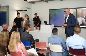 F&uuml;rstentum Liechtenstein: Bildungsminister Daniel Oehry und LIHK-Gesch&auml;ftsf&uuml;hrer Maximilian R&uuml;disser besuchen Wirtschaftswoche 2026 bei der INFICON AG
