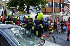 FW Wenden: Verkehrsunfall auf Kirmesgelände: Rettungskräfte üben unangekündigt den Ernstfall