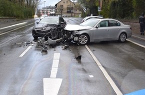 Kreispolizeibehörde Herford: POL-HF: Zusammenstoß auf regennasser Fahrbahn mit Gegenverkehr - Fahrer verunfallt einen Tag vor der Führerscheinprüfung