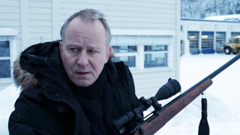 ZDF: "Einer nach dem anderen" als Free-TV-Premiere im ZDF / Krimikomödie aus Norwegen mit Stellan Skarsgård (FOTO)