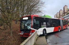 Polizei Aachen: POL-AC: Unfall mit Linienbus verläuft glimpflich