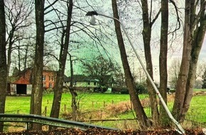 Polizeiinspektion Rotenburg: POL-ROW: ++ Zwischen Sothel und Hamersen: Unfallzeugen gesucht! ++ Zeugen zur Unfallflucht auf dem Famila-Parkplatz in BRV gesucht ++ Spiegelklatscher mit Schulbus: Zeugen gesucht ++