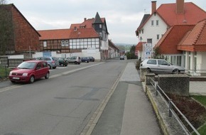 Polizeiinspektion Hildesheim: POL-HI: Verkehrsunfallflucht durch ausparkenden Pkw Mercedes mit HI-Kennzeichen 31167 Bockenem, Nordwall 28, Höhe Volksbank Bockenem 13.01.2014, gg. 12:00 Uhr