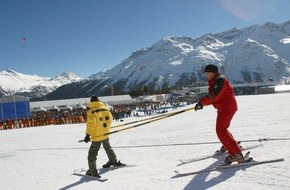 UCBA: Embargo 1600: Pascal Couchepin, président de la Confédération, remet l'édition 2003 du Prix de la Canne blanche à l'Ecole de ski pour aveugles et malvoyants de St Moritz