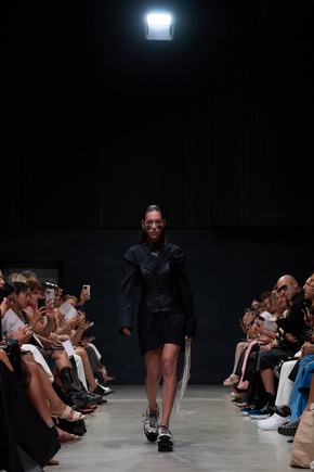 Die Schönheit der Brüche: Rebekka Ruétz x SKECHERS - Kintsugi-Kollektion auf der Berlin Fashion Week