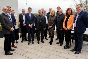 Einrichtungen mit christlichem Profil - Erzbischof Dr. Udo Markus Bentz besucht in Dortmund Caritas, St. Paulus Gesellschaft, das Institut für christliche Organisationskultur und spricht am Abend im Mallinckrodt-Gymnasium