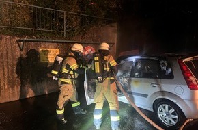 Freiwillige Feuerwehr Bad Honnef: FW Bad Honnef: PKW in Vollbrand, Feuer breitet sich aus