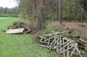 Polizeiinspektion Nienburg / Schaumburg: POL-NI: Illegale Entsorgung von knapp vier Kubikmetern Grüngut, Zaun- und Baumaterialien