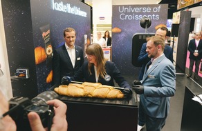 XXL-Croissant auf der Messe ISM &ndash; mit 85 Zentimetern holt KuchenMeister den Back-Weltrekord nach Deutschland