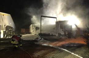 Freiwillige Feuerwehr Kalkar: Feuerwehr Kalkar: Vier LKWs bei Brand beschädigt