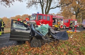 Kreisfeuerwehr Rotenburg (Wümme): FW-ROW: Schwerer Unfall auf der K210 bei Süderwalsede - Fahrer eingeklemmt