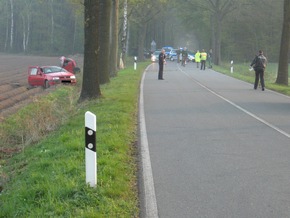 POL-WL: Pkw prallt gegen Baum und reißt auseinander, Fahrerin tot