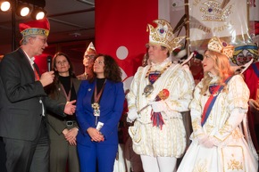 Bönnscher Karneval mit der Sparkasse: Prinzenpaar bei Karnevalsempfang - Carina I. erhielt ihre Bonna-Kette