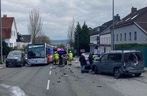 Polizei Aachen: POL-AC: Zusammenstoß auf der Trierer Straße - Autofahrer leicht verletzt