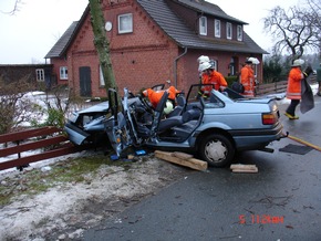 POL-WL: 20-jährige prallt mit Pkw gegen Baum, schwerverletzt